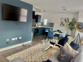 NEW Duplex Liverpool Apartment, free on street parking, TV to all rooms, sound system, laundry